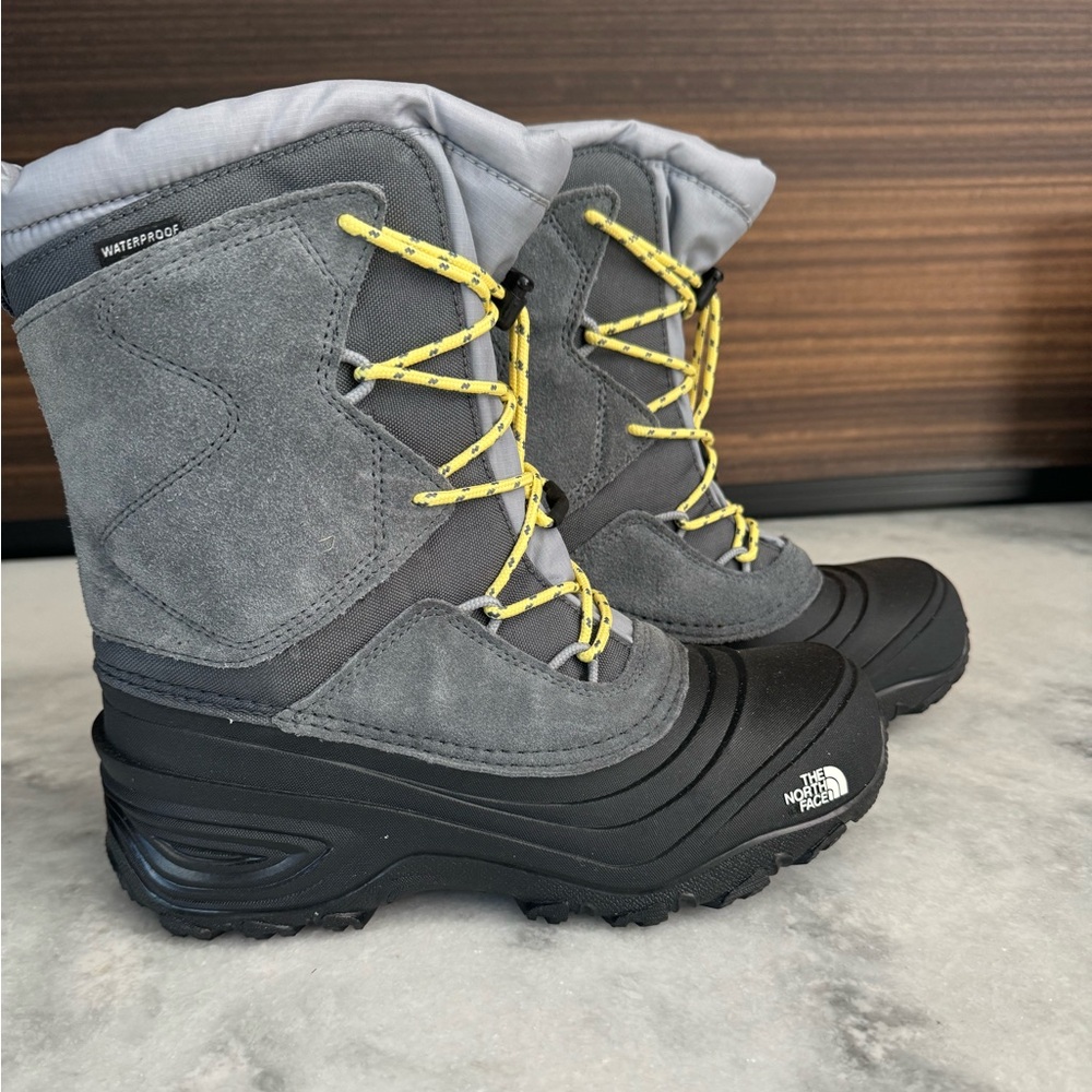 North Face Youth Winter Boots, Size 6, Gray/Black.